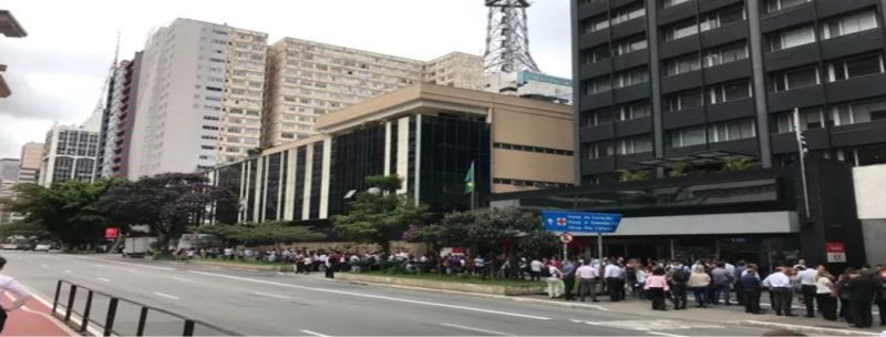 Prédios são esvaziados na Avenida Paulista