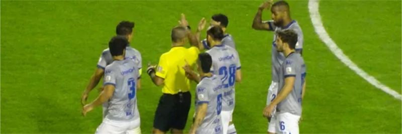 No momento da expulsão, Dedé argumenta com árbitro que o choque foi de cabeça