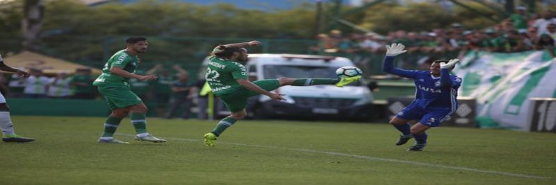 Apodi dá o passe para Túlio de Melo fazer o gol da vitória da Chape