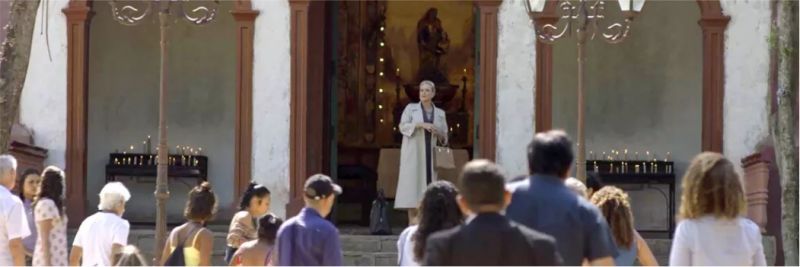 Mirtes (Elizabeth Savala) reúne a população de Serro Azul para fazer pronunciamento, em 'O Sétimo Guardião' — Foto: TV Globo