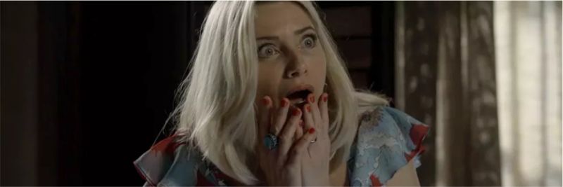 Marilda (Letícia Spiller) coloca a culpa em Fabim (Marcello Melo Jr.) e ele é demitido da loja, em 'O Sétimo Guardiaõ' — Foto: TV Globo