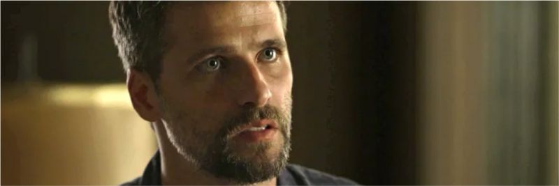 Gabriel (Bruno Gagliasso) garante a Machado (Milhem Cortaz) que vai decidir destino de Feijão (Cauê Campos), na novela 'O Sétimo Guardião' — Foto: TV Globo