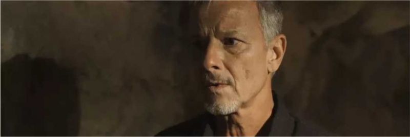Sampaio (Marcello Novaes) fica em choque ao ver homem de olhos brilhantes pular em sua direção, em 'O Sétimo Guardião' — Foto: TV Globo Sampaio (Marcello Novaes) fica em choque ao ver homem de olhos brilhantes pular em sua direção, em 'O Sétimo G