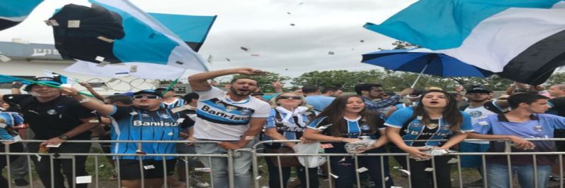Torcida fez recepção com banda, cânticos e papel picado nesta segunda-feira 