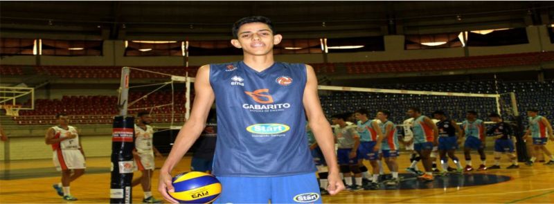 Garoto troca basquete pelo vôlei e ganha 