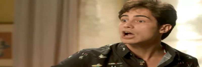 Valentim não acredita que Karola tenha sido capaz de fazer tudo o que Beto afirma que ela fez