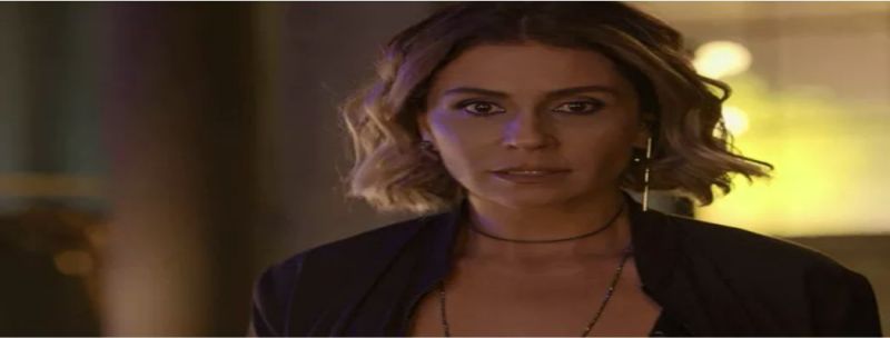 Ariella/Luzia observa Ícaro enquanto fica escondida