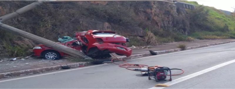 Com o impacto, o carro ficou praticamente destruído e o poste quebrou Com o impacto, o carro ficou praticamente destruído e o poste quebrou 
