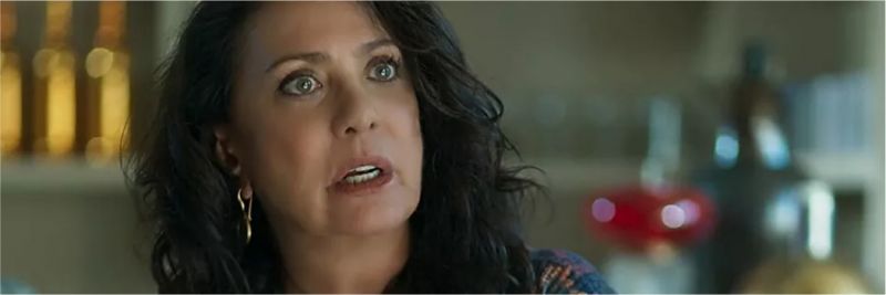 Rania (Eliane Giardini) não vai gostar de saber que Basma (Alice Wegmann) é chefe de Paul (Carmo Dalla Vecchia) e vai achar estranho todos se conhecerem — Foto: TV Globo