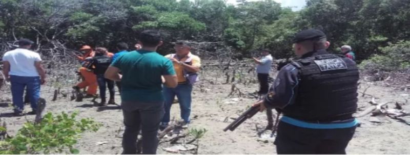 Polícia e Bombeiros do Ceará buscam corpos de três mulheres mortas em uma área de mangue, em Caucaia. 