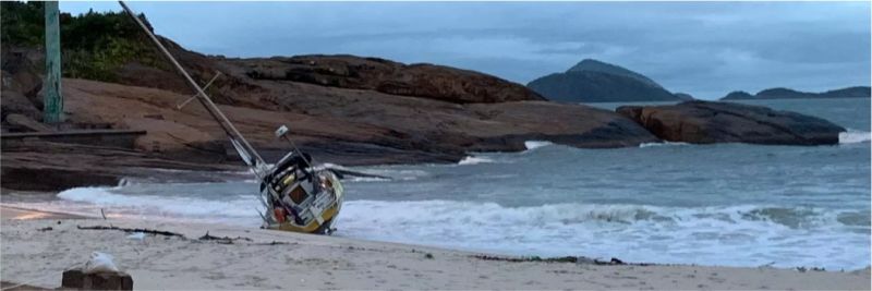 Um veleiro foi parar na areia na Praia do Arpoador com a tempestade no Rio 
