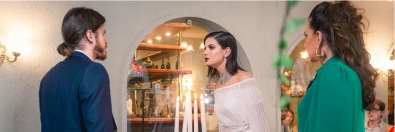 Vanessa (Camila Queiroz) se defende das acusações de Quinzinho (Caio Paduan) em Verão 90 — Foto: Fabiano Battaglin/Gshow