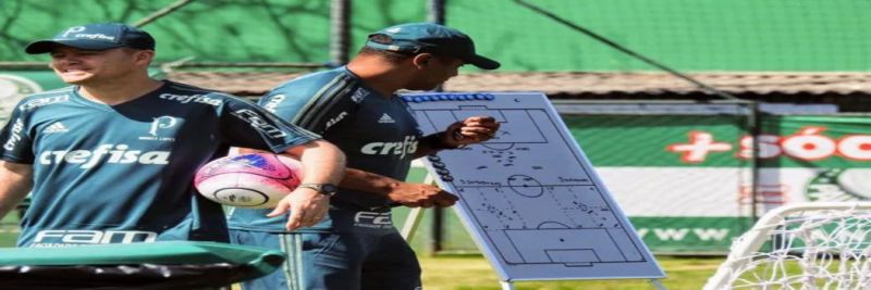 Roger Machado trabalha a parte tática em treino na Academia 