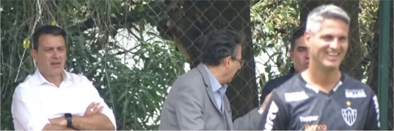 Rui Costa observa Rodrigo Santana em treino na Cidade do Galo — Foto: Rafael Araújo