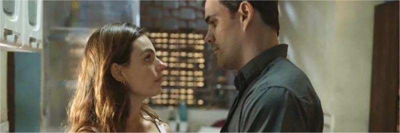 Os dois ficam atraídos e terminam a noite juntos — Foto: TV Globo