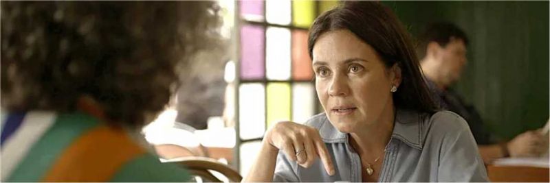 Thelma (Adriana Esteves) decide fazer o procedimento da barriga solidária para ajudar Camila - e a si mesma — Foto: Globo