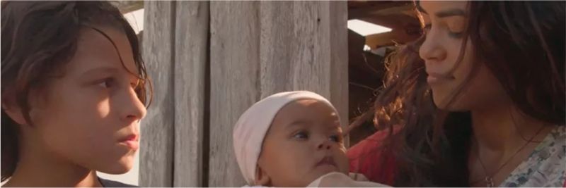 Em 'Amor de Mãe', Lurdes (Lucy Alves) encontra uma bebê abandonada e a cria como filha — Foto: Globo