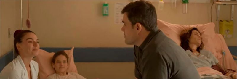 Em 'Amor de Mãe', Magno (Juliano Cazarré) é pai da pequena Brenda, que tem uma doença e que necessita fazer transfusão de sangue com frequência. No hospital, ele conhece a enfermeira Betina (Isis Valverde) — Foto: Globo