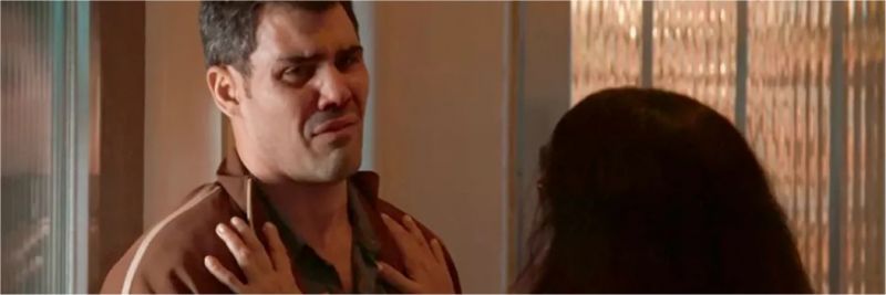 Em 'Amor de Mãe', Magno (Juliano Cazarré) conta para a mãe, Lurdes (Regina Casé), que matou um homem — Foto: Globo