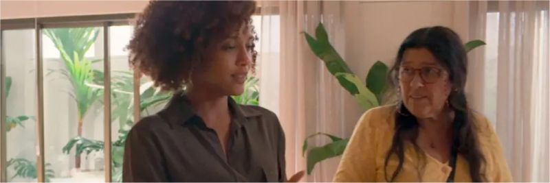 Em 'Amor de Mãe', Vitória (Taís Araujo) entrevista Lurdes (Regina Casé) para a vaga de babá em sua casa — Foto: Globo