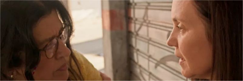 Em 'Amor de Mãe', Thelma (Adriana Esteves) passa mal na rua é é socorrida por Lurdes (Regina Casé) — Foto: Globo