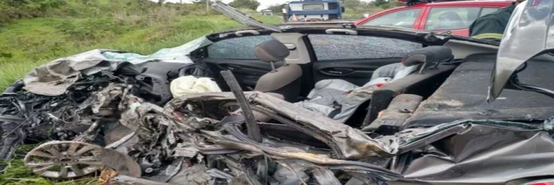 Carro de passeio ficou destruído; vítimas foram levadas para Uberlândia
