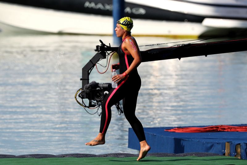 Da bomba ao tri: com largada diferente e bote na última curva, Ana Marcela é ouro