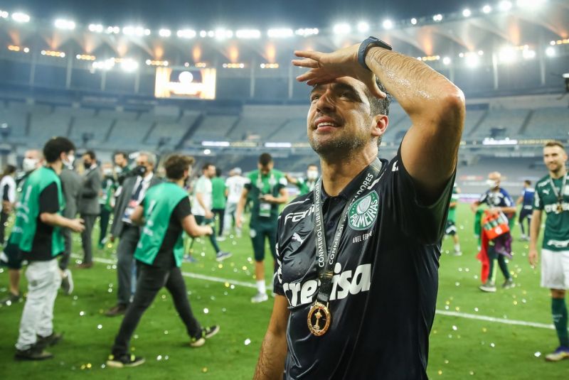 Abel Ferreira com a medalha de campeão da Libertadores — Foto: Staff Images/Conmebol