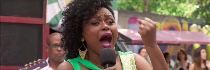 Lulu (Carla Cristina Cardoso) pega o microfone no ensaio da Unidos do Bom Sucesso e fala sobre Paloma (Grazi Massafera) na frente de todos — Foto: Globo