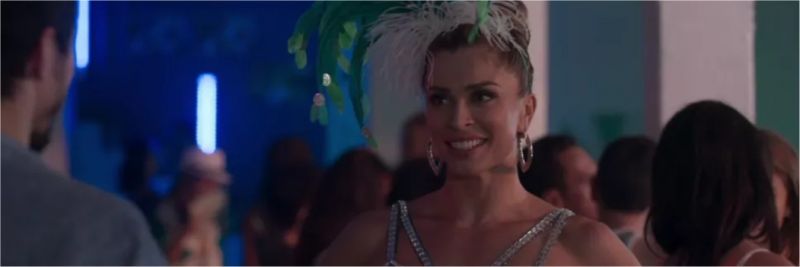 Paloma (Grazi Massafera) espera a opinião de Marcos (Romulo Estrela) — Foto: Globo