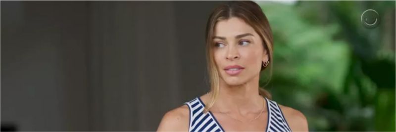 Paloma (Grazi Massafera) vai buscar um suco para Alberto (Antonio Fagundes) e vê Marcos (Romulo Estrela) na piscina — Foto: Reprodução
