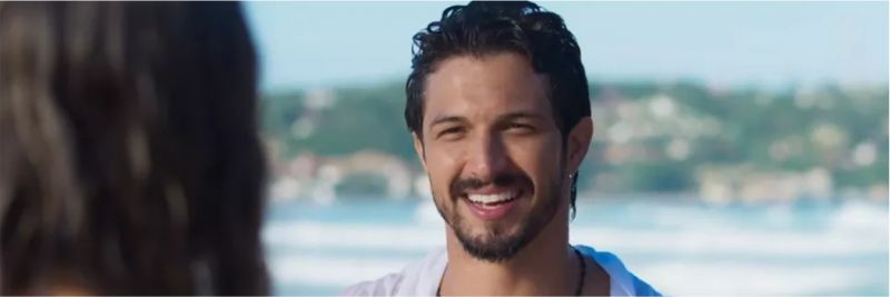 Depois, Marcos (Romulo Estrela) joga seu charme — Foto: TV Globo