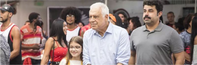 Alberto (Antonio Fagundes), Sofia (Valentona Vieira) e Batista (Marcelo Flores) chegam ao Cacique de Ramos — Foto: Victor Pollak / Globo