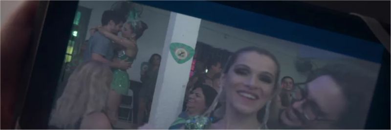Paloma (Grazi Massafera) e Marcos (Romulo Estrela) aparecem se beijando no vídeo de Silvana Nolasco (Ingrid Guimarães) — Foto: Globo