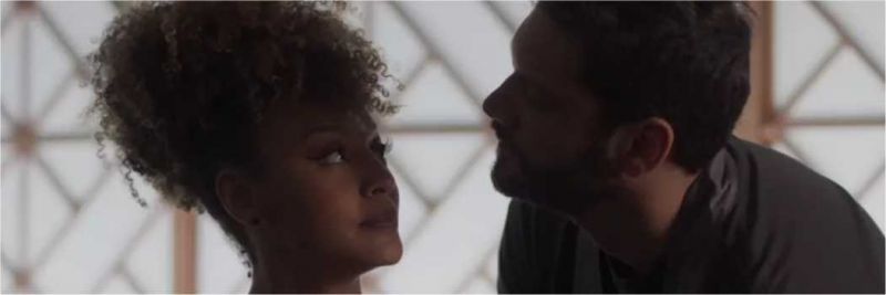 Diogo (Armando Babaioff) dá para Gisele (Sheron Menezzes) o colar que foi de Jeniffer (Nathalia Altenbernd) — Foto: Globo