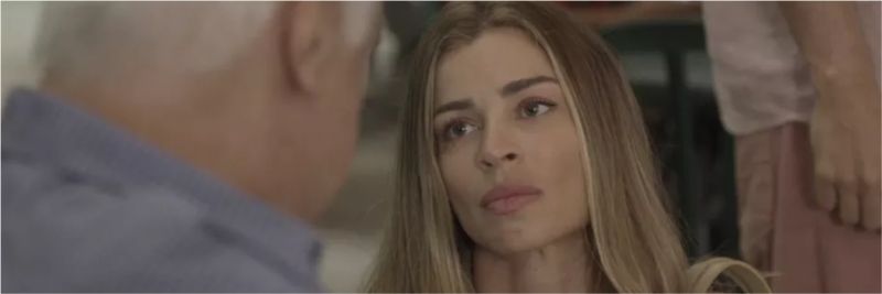 Paloma morre de vergonha com cena do noivo — Foto: TV Globo