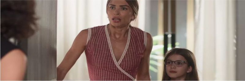 Paloma (Grazi Massafera) reage indignada quando Nana (Fabiula Nascimento) pergunta o que ela fez com os dólares em 'Bom Sucesso' — Foto: Globo