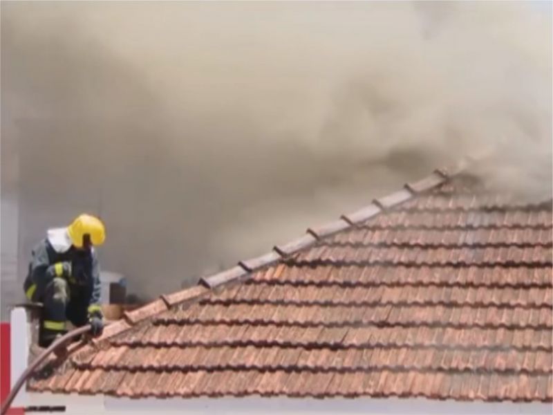 Corpo de Bombeiros combate incêndio em imóveis no Centro de Uberlândia