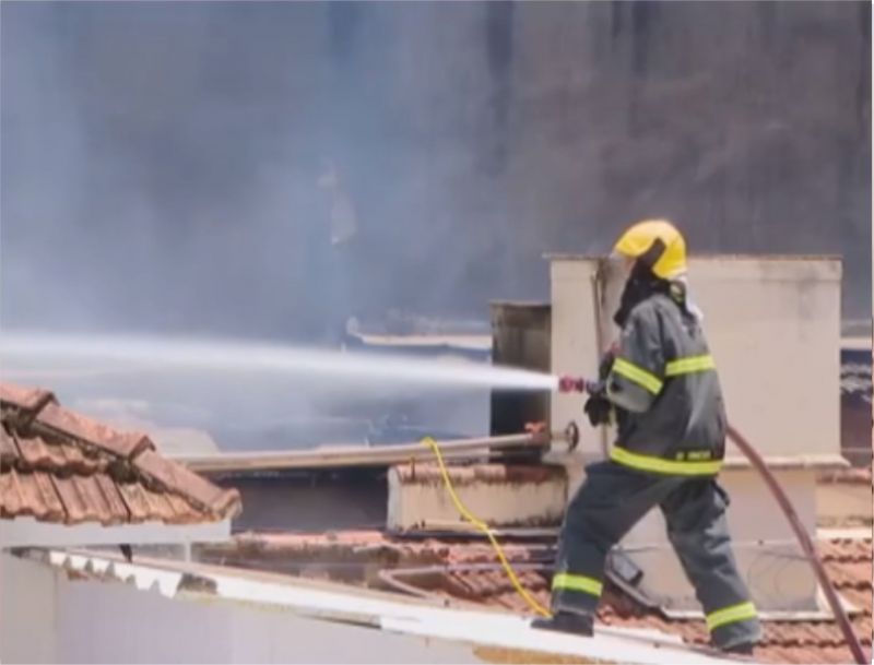 Corpo de Bombeiros combate incêndio em imóveis no Centro de Uberlândia