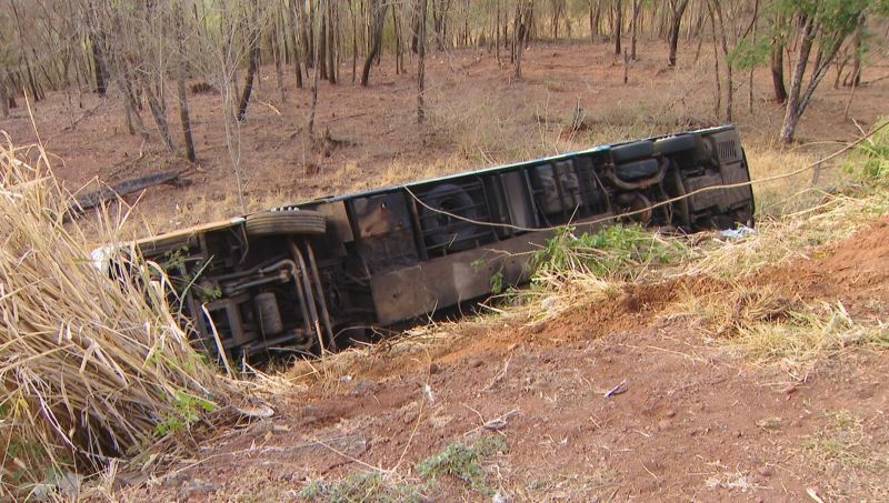 Motorista embriagado causa acidente com ônibus na BR-050 entre Uberlândia e Araguari, diz polícia