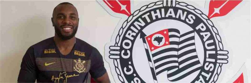 Manoel veste a camisa do Corinthians 