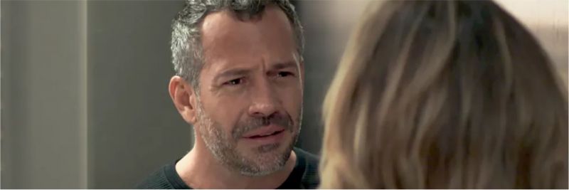Em 'A Dona do Pedaço', Agno (Malvino Salvador) não se deixa intimidar por Lyris (Deborah Evellyn) — Foto: Globo