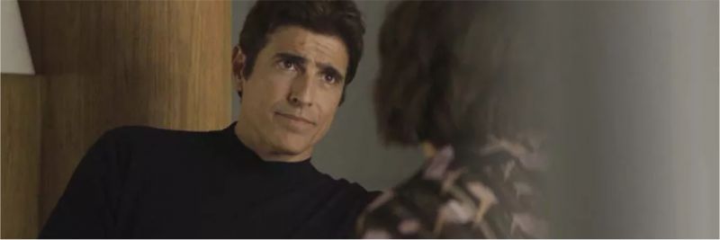 Régis (Reynaldo Gianecchini) se choca com plano de Jô (Agatha Moreira) em 'A Dona do Pedaço' — Foto: Globo