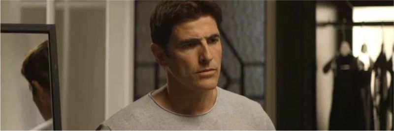 Régis (Reynaldo Gianecchini) vai contrariado ao encontro de Josiane (Agatha Moreira), na novela 'A Dona do Pedaço' — Foto: Globo