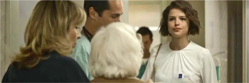 Jô (Agatha Moreira) briga com Gladys (Nathalia Timberg) para entrar no quarto de Régis (Reynaldo Gianecchini), em 'A Dona do Pedaço — Foto: Globo