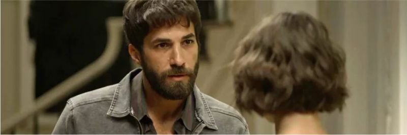 Rael (Rafael Queiroz) exige parte da fortuna de Jô (Agatha Moreira) para não abrir a boca sobre os crimes que ela cometeu, em 'A Dona do Pedaço' — Foto: Globo