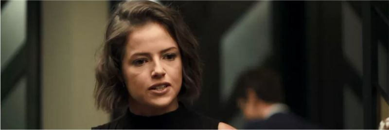 Josiane (Agatha Moreira) fica passada quando Régis (Reynaldo Gianecchini) a repele, em 'A Dona do Pedaço' — Foto: TV Globo