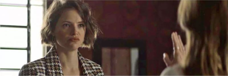 Josiane (Agatha Moreira) fica irada com chantagem de Fabiana (Nathalia Dill), em 'A Dona do Pedaço' — Foto: Globo