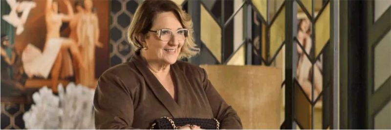 Ellen (Rosane Gofman) pensa que Jô (Agatha Moreira ) se preocupa com ela, em 'A Dona do Pedaço' — Foto: Globo