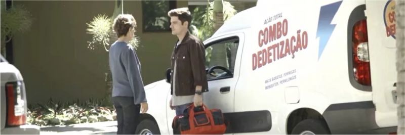 Leandro (Guilherme Leicam) finge ser de empresa de dedetização em 'A Dona do Pedaço' — Foto: Globo